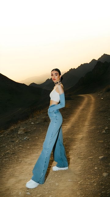 Chic Desert Fashion at Golden Hour Mobile Wallpaper
